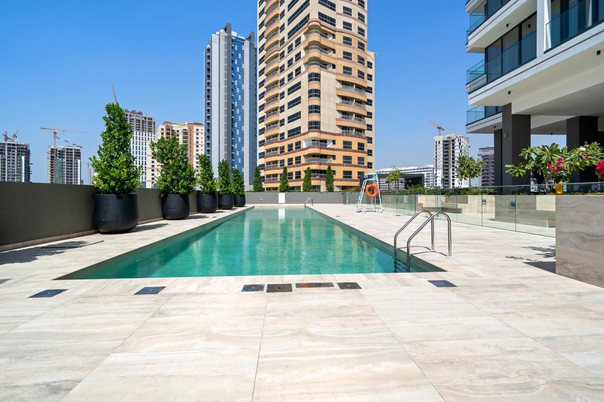 Waves - Cityscape Balcony Views And Cozy Comfort In Appartamento