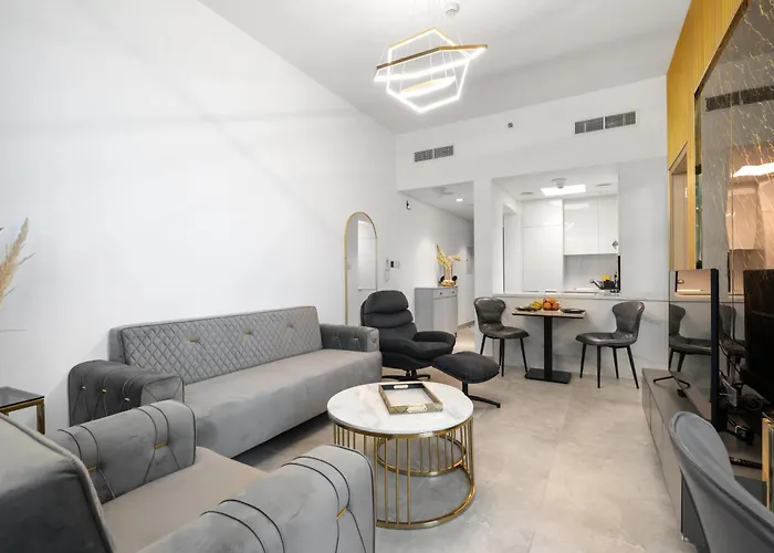 Waves - Cityscape Balcony Views And Cozy Comfort In Dubai