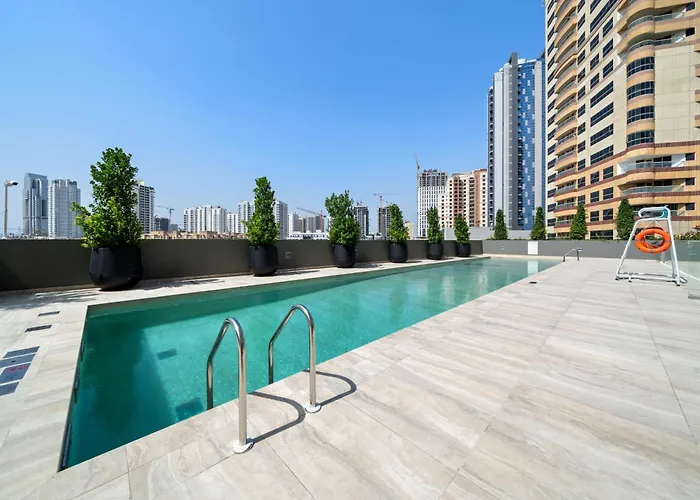 Waves - Cityscape Balcony Views And Cozy Comfort In Dubai