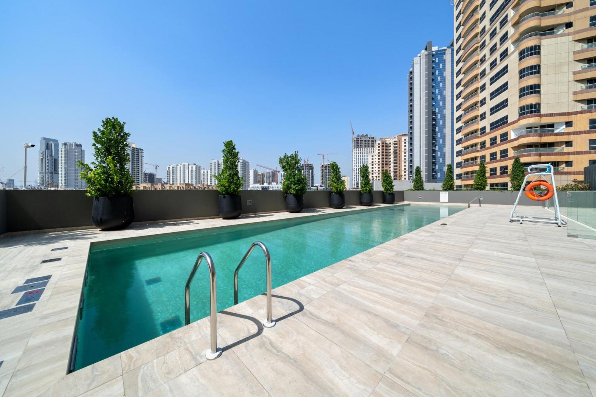 Waves - Cityscape Balcony Views And Cozy Comfort In Dubaï