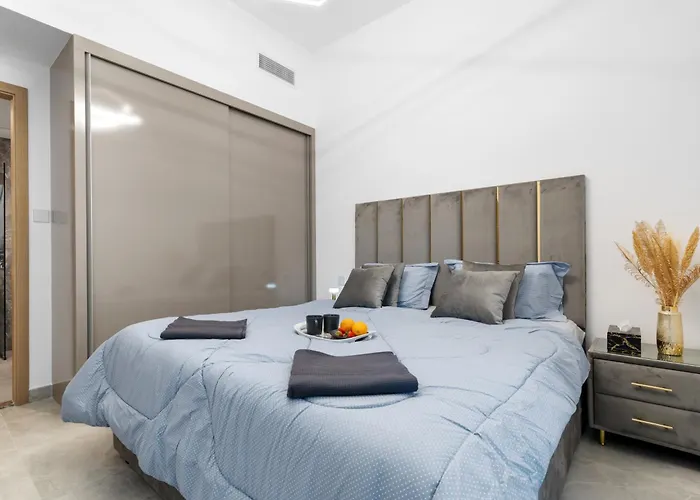 Waves - Cityscape Balcony Views And Cozy Comfort In Dubai